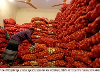 খাতুনগঞ্জে ঢুকছে ভারতীয় পেঁয়াজ, দ্রুত কমছে দাম