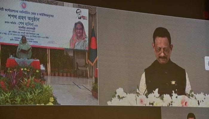 চসিক মেয়রকে শপথ করালেন প্রধানমন্ত্রী
