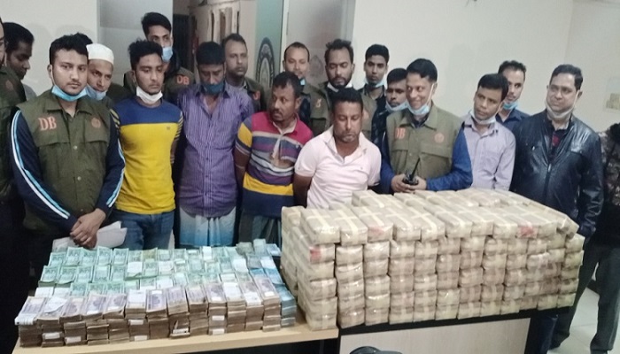 কক্সবাজারে পুলিশের জালে আটকা ১৪ লাখ ইয়াবা ও ২ বস্তা টাকা