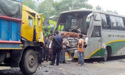 শেরপুরে বাস-ট্রাক সংঘর্ষে ৬ জন নিহত