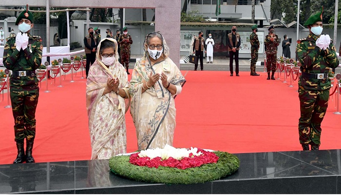 বঙ্গবন্ধুর প্রতিকৃতিতে প্রধানমন্ত্রীর শ্রদ্ধা