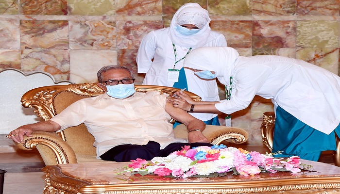 সস্ত্রীক করোনা টিকা নিলেন রাষ্ট্রপতি সস্ত্রীক করোনা টিকা নিলেন রাষ্ট্রপতি