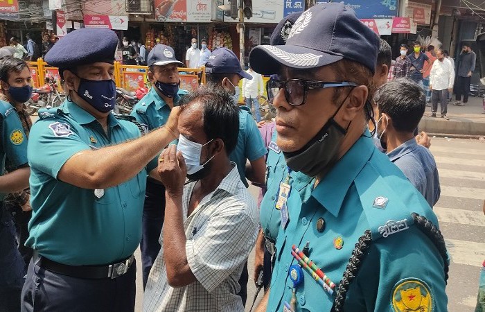 মাস্ক এর জন্য জরিমানার ক্ষমতা দেয়ার চিন্তা পুলিশকে
