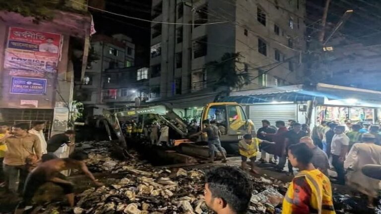 চট্টগ্রামে মায়ের কোল থেকে নালায় পড়ে শিশু নিখোঁজ