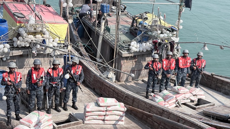 মায়ানমারে সিমেন্ট পাচার : দু’টি বোটসহ ২৩ জন আটক